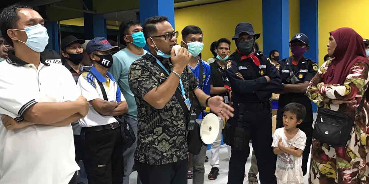 sulit-jaga-jarak-wisata-kuliner-pasar-sentral-timika-tutup